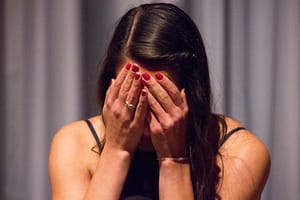 A woman seeking online STI treatment.