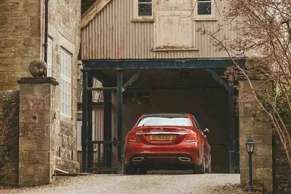 car and garage door image